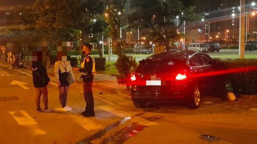 福特汽車衝上人行道。(圖/翻攝自記者爆料網)