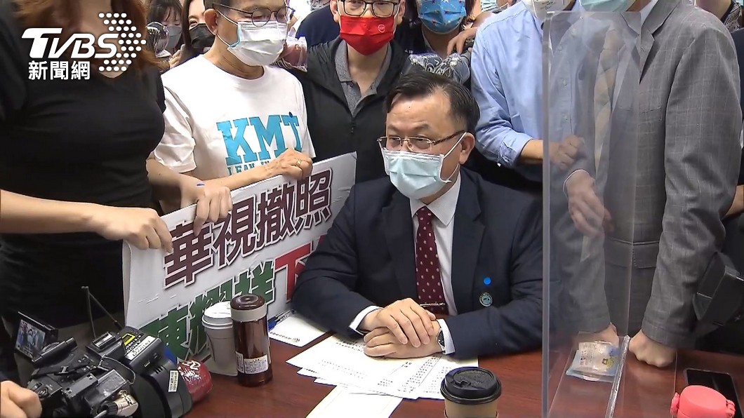 NCC主委陳耀祥針對華視出現假新聞怎麼裁罰到立法院報告,被國民黨立委包圍。(圖/TVBS)