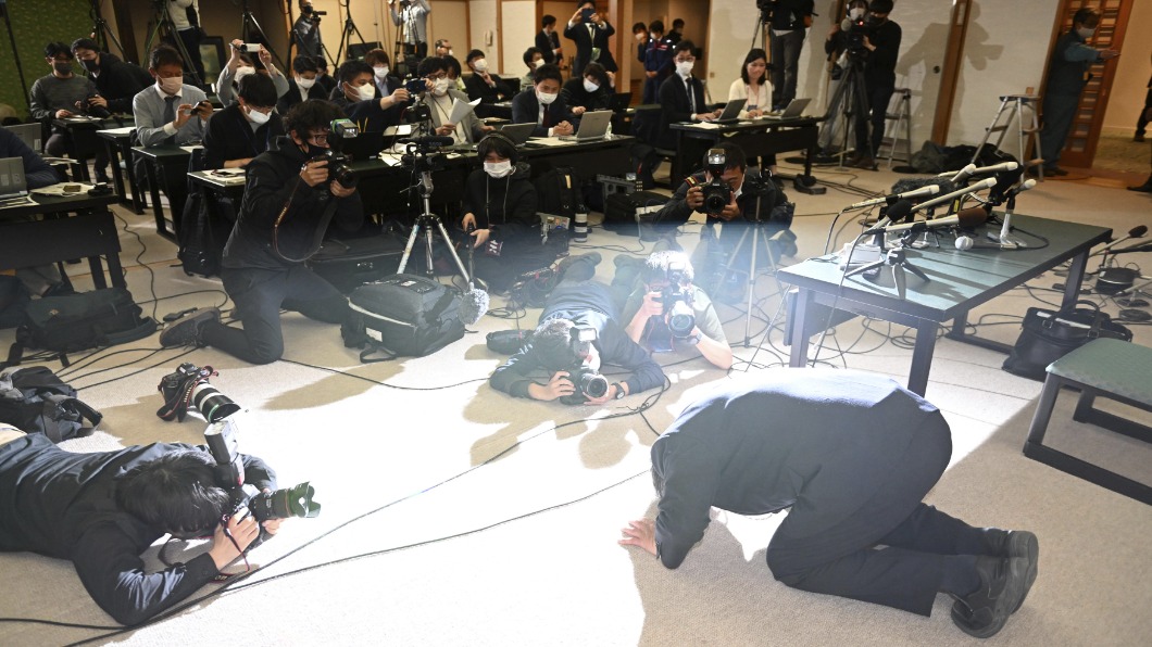 北海道船難負責人首露面 土下座謝罪