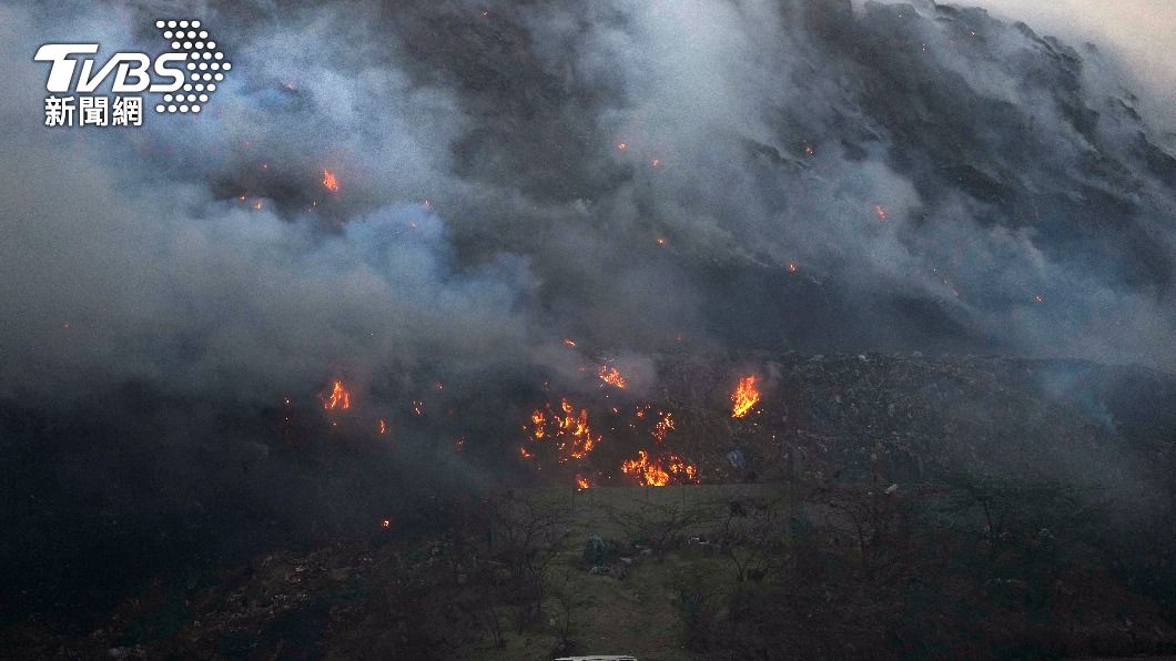 印度新德里地區垃圾掩埋場發生大火。(圖/達志影像美聯社)