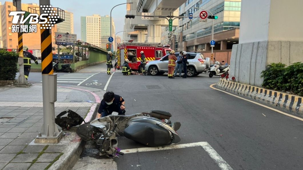 休旅車疑搶快左轉 騎士煞不住卡車底重傷昏迷
