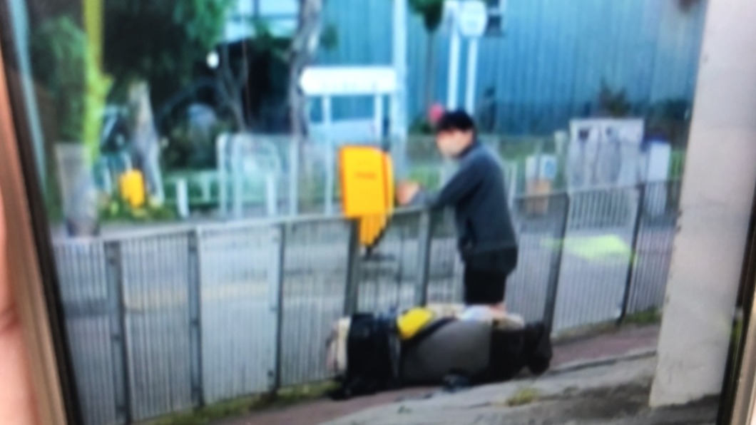 涉案男子拖着一具屍體。 (圖/翻攝自香港01)