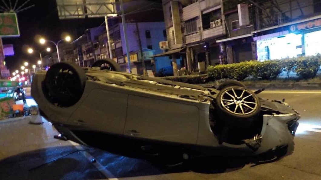 鄭男撞翻車後,自己從車內爬出。(圖/警方提供)