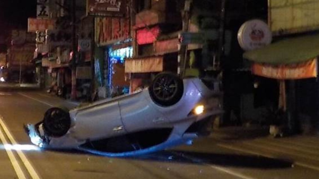 鄭男駕駛的自小客車翻車。（圖／警方提供）