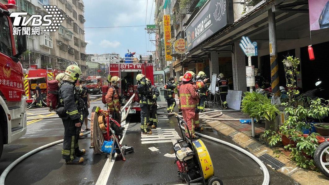 中和公寓傳火警，警消到場搶救。（圖／TVBS）