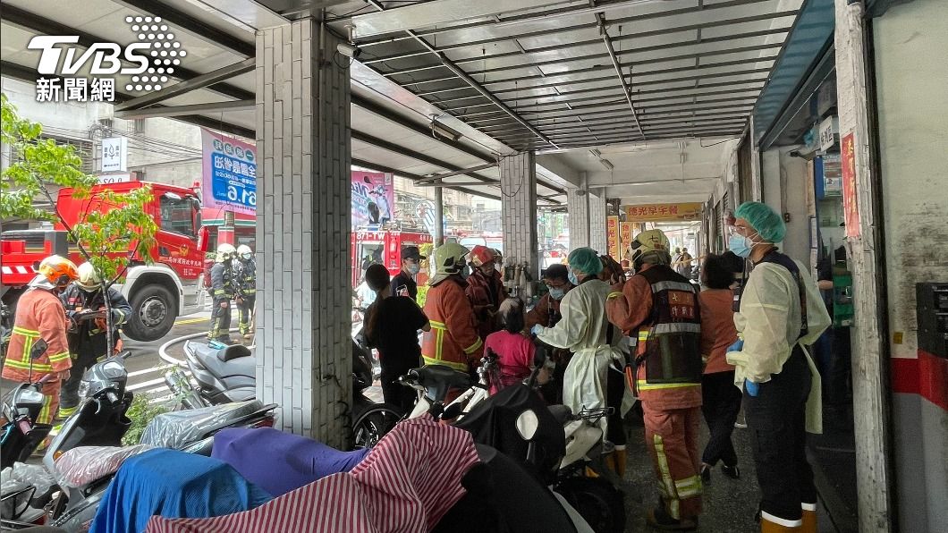 現場有4名住戶遭嗆傷,目前都已送醫治療。