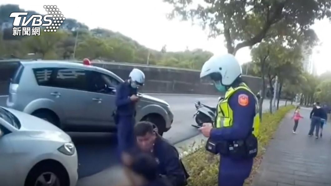 警方攔車逮捕女毒販。(圖/TVBS)