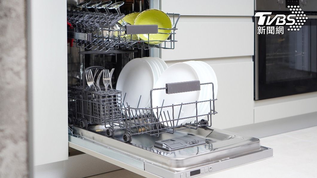 木質餐具勿放入洗碗機、烘碗機。（示意圖／shutterstock達志影像）