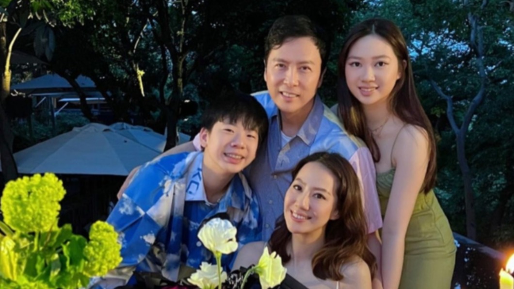 甄子丹與汪詩詩育有女兒甄濟如和兒子甄濟嘉,一家四口幸福美滿。(圖/翻攝自IG@sweetcil)