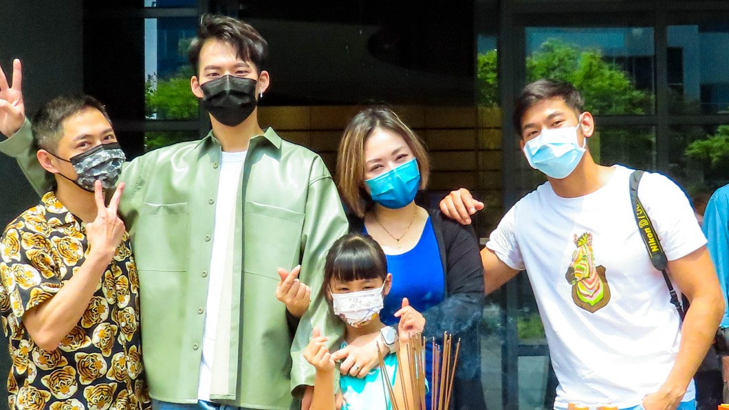 左起導演邱毅峰、特別來賓吳念軒、導演黃毓棠、演員亮哲。(圖/怡佳娛樂提供)