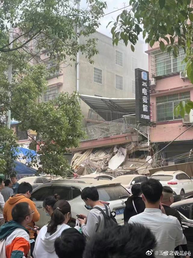 現場吸引群眾圍觀。(圖/翻攝自微博)