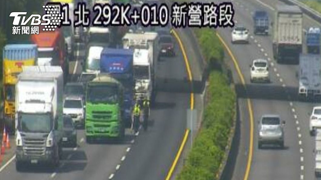 國1南下新營段多車連環撞。（圖／TVBS）