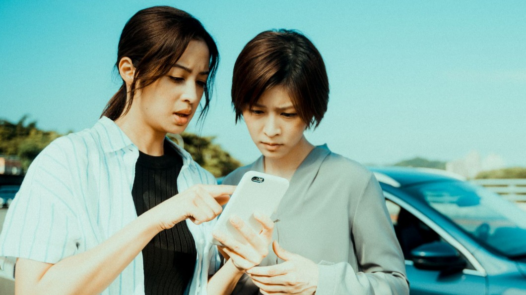 莫允雯(左)戲裡展開逃亡,旁為飾演記者好友的江宜蓉。(圖/CATCHPLAY提供)