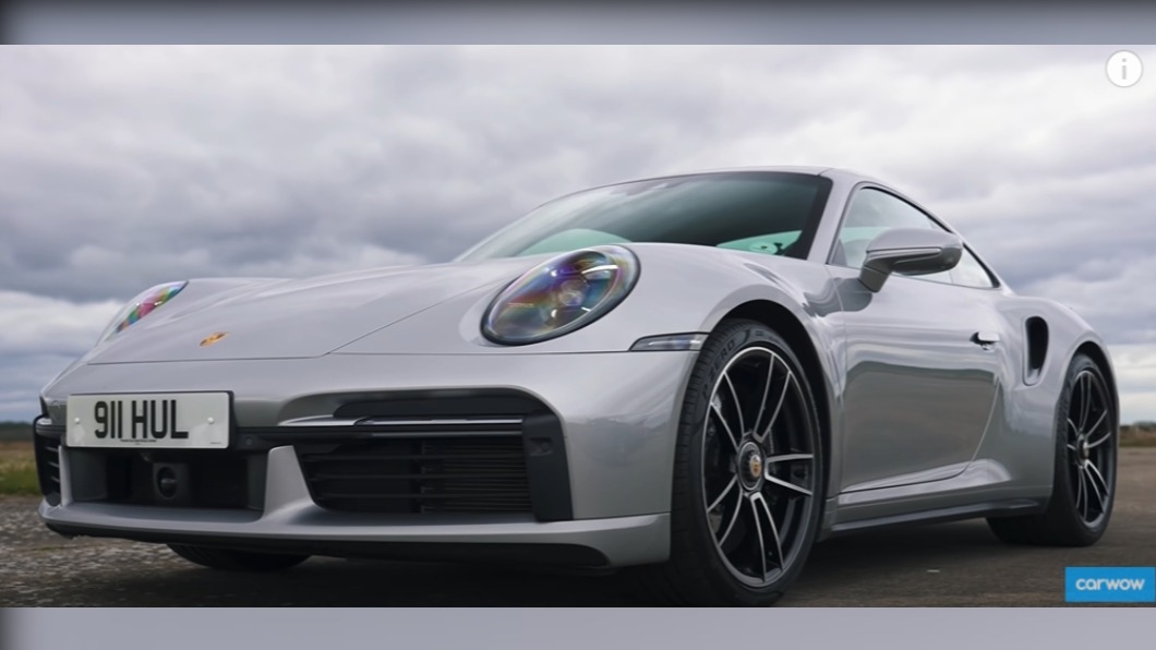 國外知名汽車頻道《CARWOW》匯集了七輛不同世代的911 Turbo進行比賽。(圖/翻攝自YT@CARWOW)