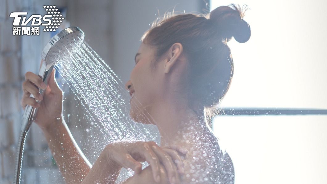 女性平時洗澡多用淋浴,保持陰部清潔及乾燥。(示意圖/shutterstock達志影像)