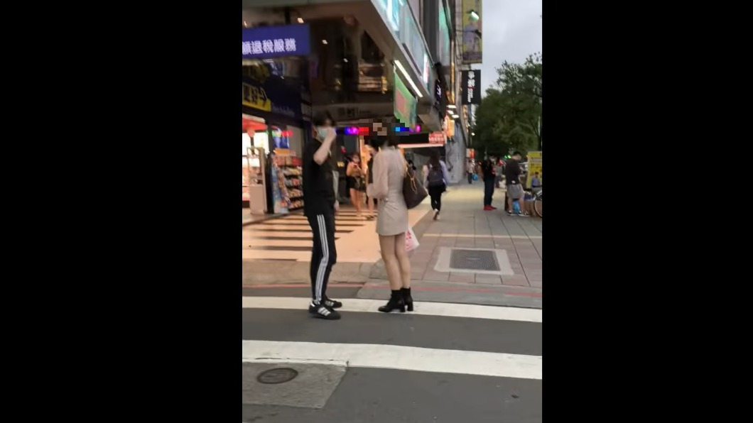 短裙女遭偷拍！男大生幫抓人　噁男竟藏上百張不雅照  