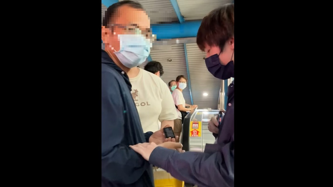 男大生將偷拍的蕭姓男子攔住。（圖／民眾提供）