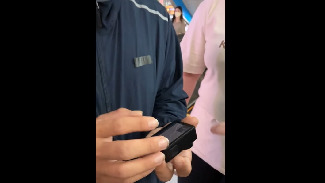 偷拍男子的攝影機內還藏有其他不雅照。（圖／民眾提供）