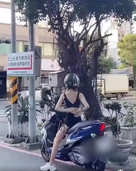 女騎士在機車上扭腰擺臀。(圖/翻攝自「爆廢公社公開版」)