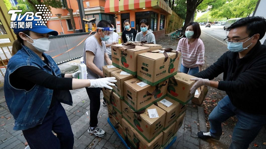 志工協助分發物資。(圖/達志影像路透社)