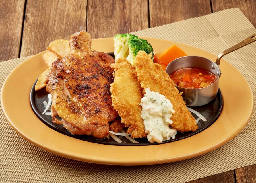 樂雅樂「喀什米爾雞排炸魚飯」。(圖/翻攝自樂雅樂)