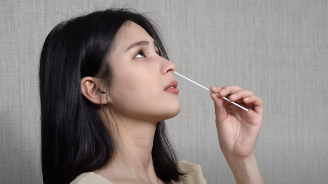 白皙正妹示範快篩戳鼻飄仙氣　網暴動肉搜！本人神到了