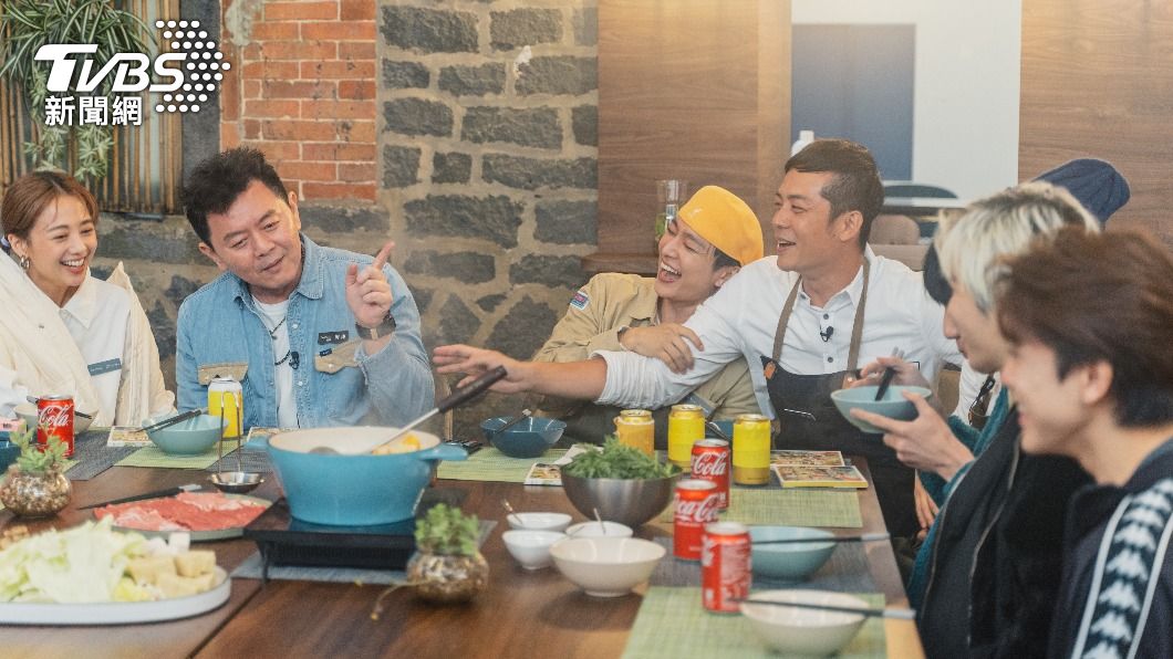 餐廳首日營業結束後，眾人邊吃飯邊檢討，氣氛相當愉快。（圖／TVBS）