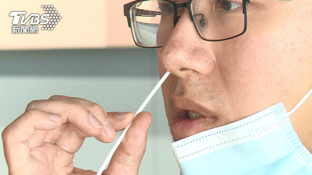 棉棒放得不夠深恐影響快篩結果。(圖/TVBS)