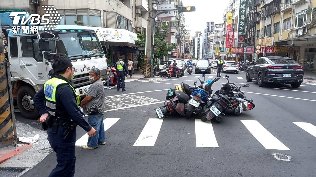 碰!天母大貨車迴轉失控 路邊35輛機車全倒