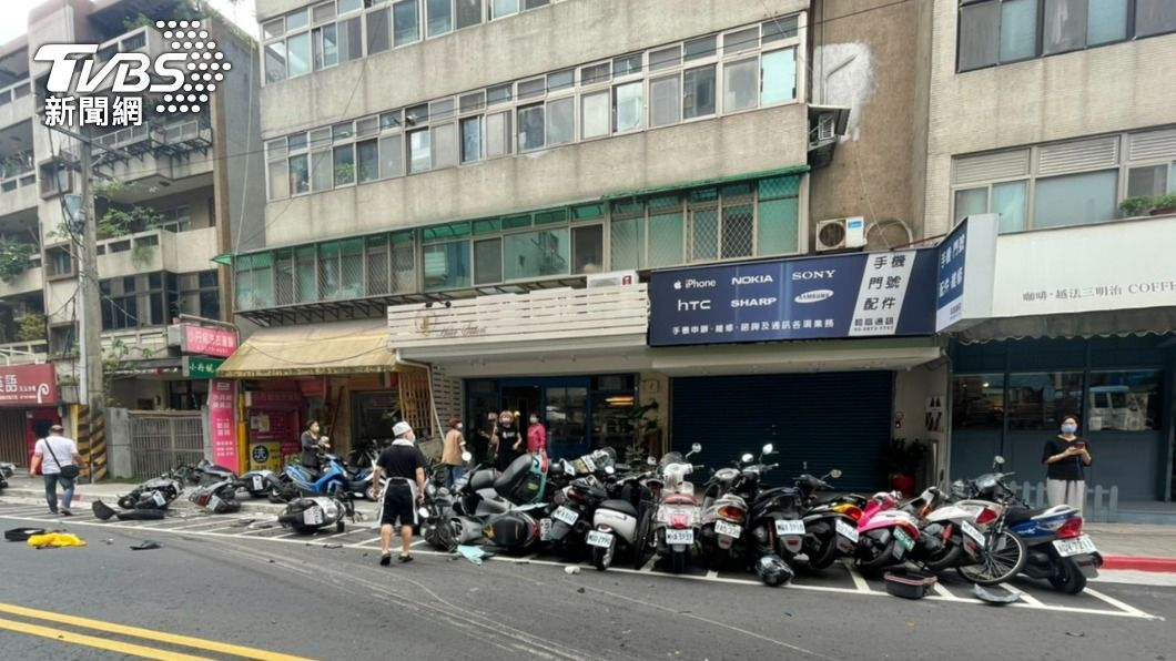 大貨車迴轉失控，路邊35輛機車遭波及。