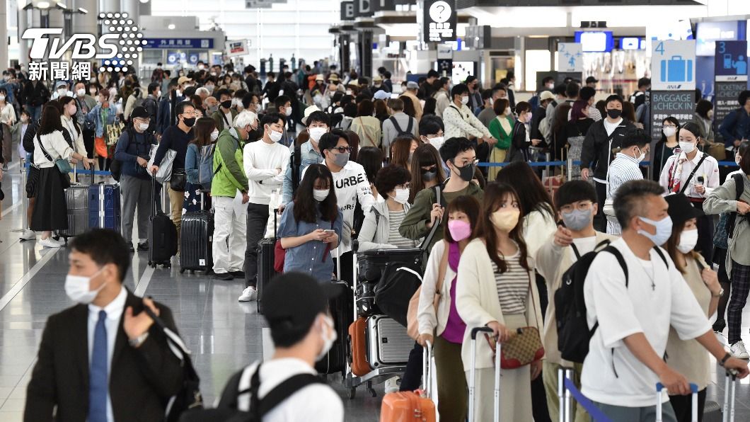 好想出國!確診3.6萬例仍報復旅遊 日本機場擠滿人