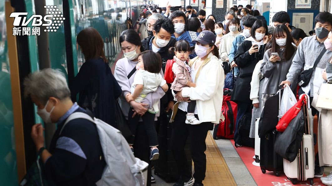 東京車站29日也湧入大量人潮。(圖/達志影像美聯社)