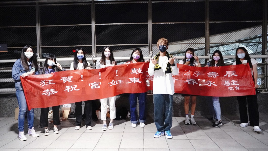 歌迷特地到高鐵站幫鼓鼓慶生。（圖／相信音樂提供）
