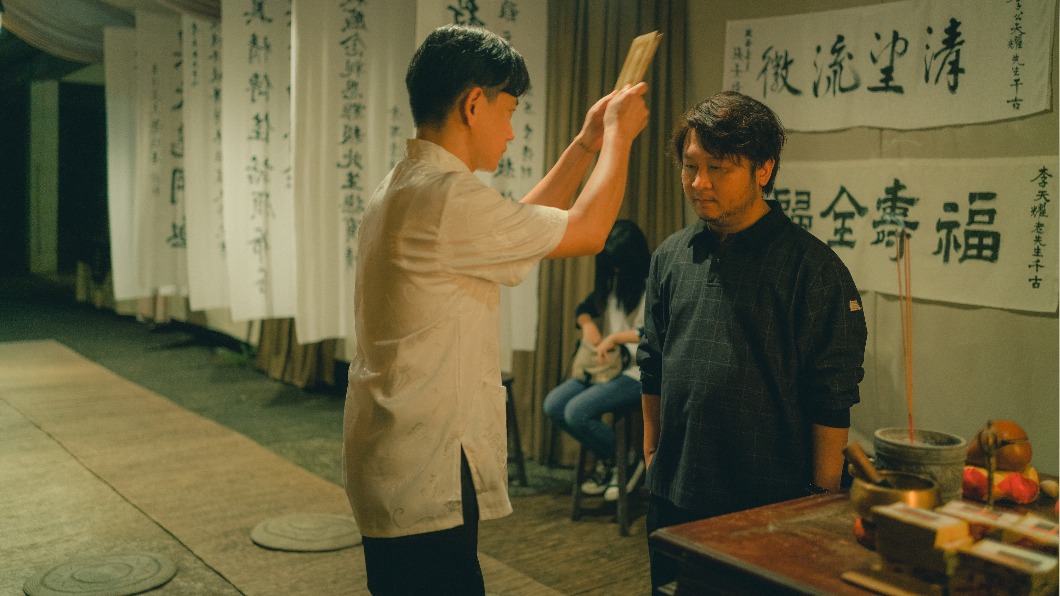 《頭七》納豆（右）請來陳家逵為父親進行喪禮法事。（圖／皮諾丘電影提供）