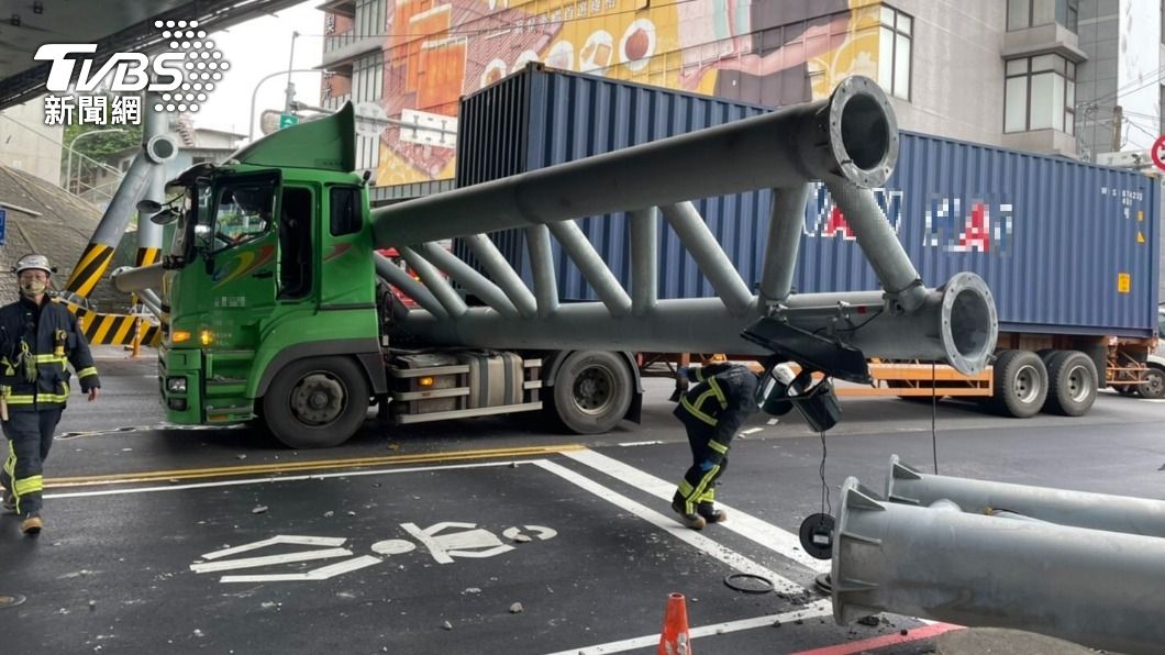 貨櫃車撞掉限高桿,警消到場救援。(圖/警方提供)