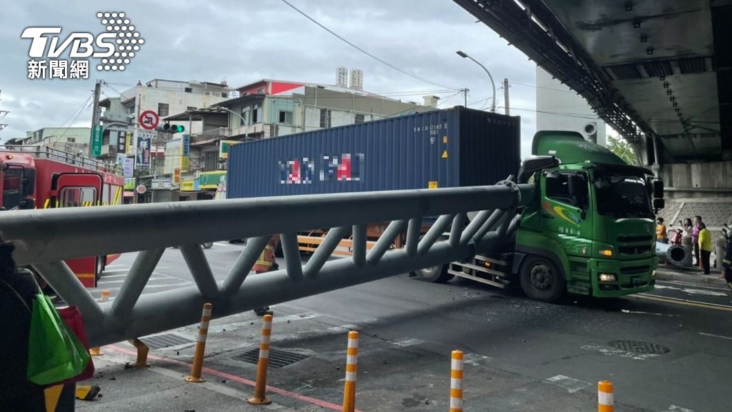 貨櫃車撞掉限高桿。(圖/警方提供)