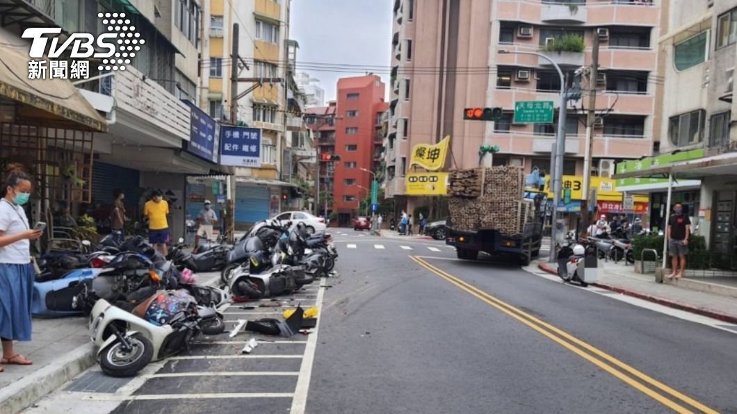 北市貨車疑煞車失靈 撞毀路旁35輛機車無人傷