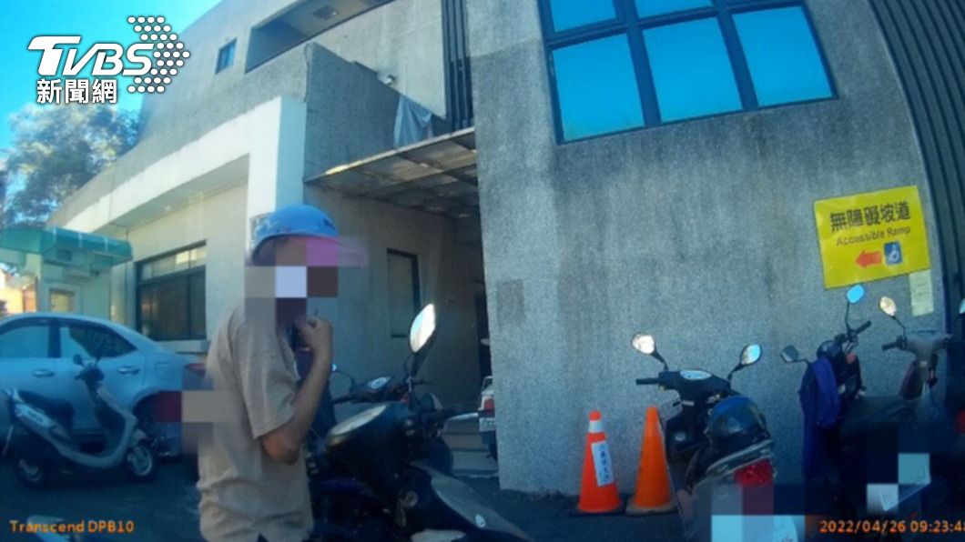 一名騎士在六龜區公所前自摔。(圖/TVBS)