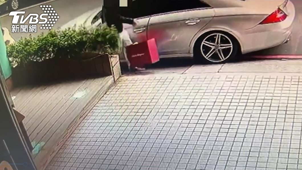 2人行搶得手後帶著贓物,準備搭車離開。(圖/警方提供)