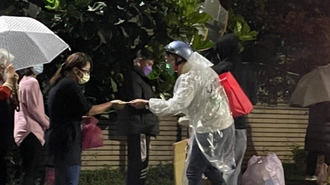 黃韋鈞把握每個機會向民眾拜票。(圖/黃韋鈞提供)
