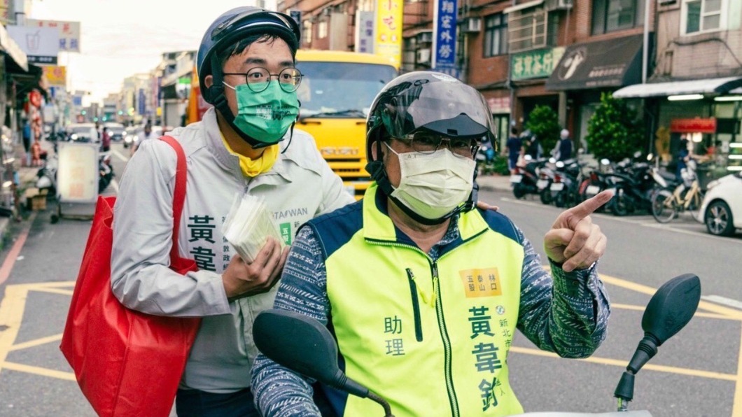 最勤奮新人!綠新北初選激烈 黃韋鈞父騎車載他跑行程