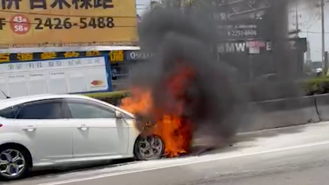 台中火燒車！停等紅燈突冒濃煙　白車引擎蓋燒成焦黑