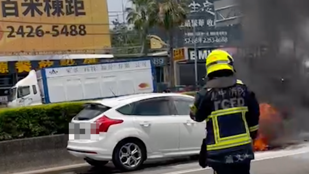 白車的引擎蓋燒成黑車。（圖／翻攝自記者爆料網）