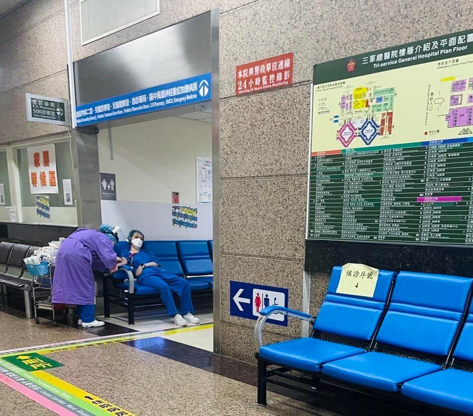 醫護人員癱坐在椅子上打點滴。(圖/翻攝自唐從聖臉書)