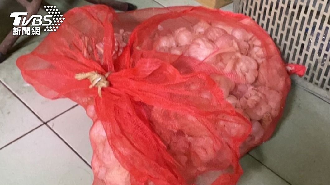 男偷蒜還「裝蒜」不承認 10秒竊走一大袋揚長而去