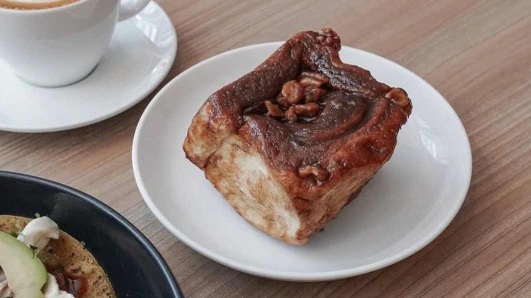 核桃肉桂捲的麵包體微濕潤，但還是維持一定的鬆軟口感。（圖／依娜的漫慢拾旅提供）