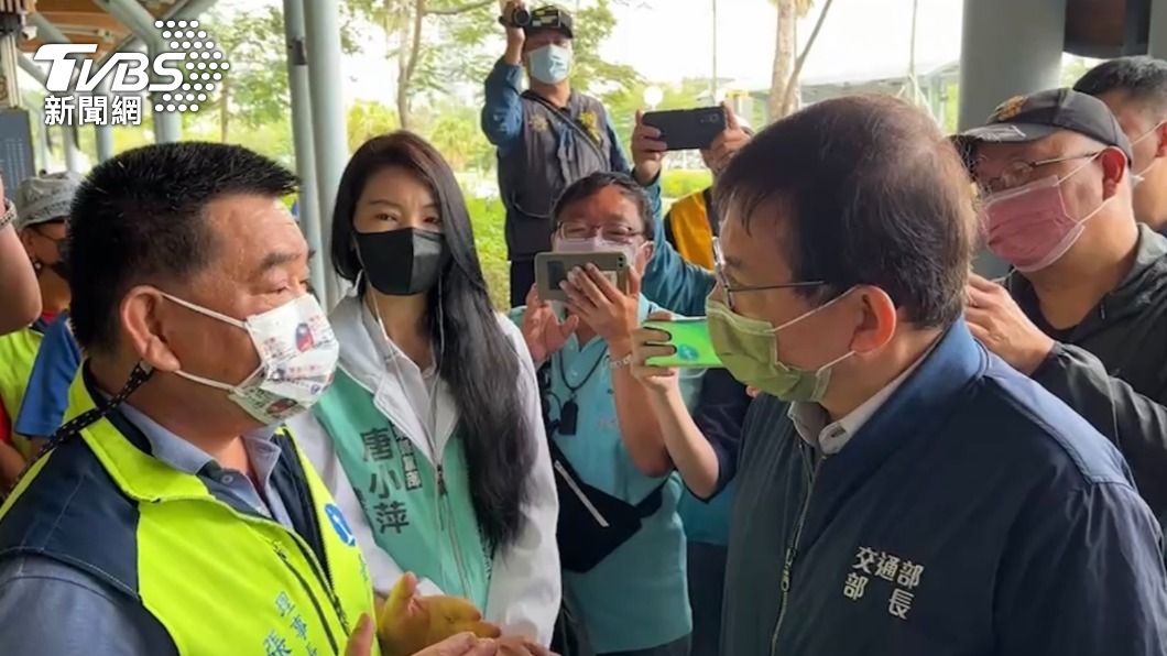 王國材與工會代表在台鐵台東站交換意見。(圖/TVBS)