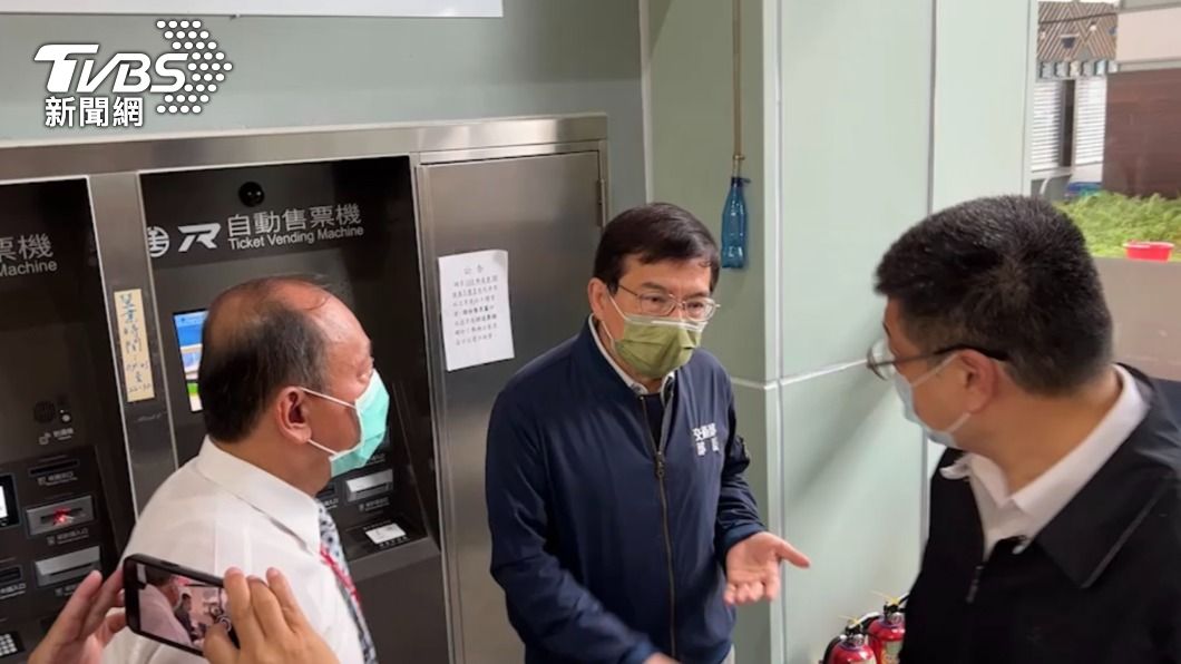 王國材一早視察台鐵台東站。(圖/TVBS)