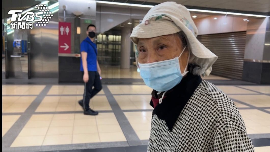 李姓婦人本來要去基隆到南港車站才知道火車停駛。(圖/TVBS王馨儀攝)