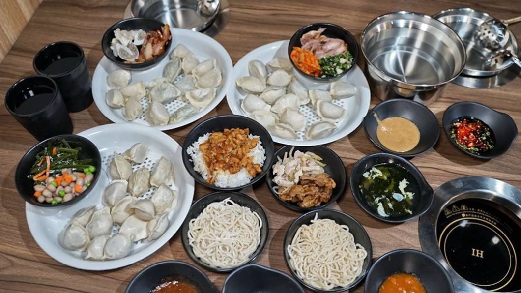 有特製盤子可以裝水餃。（圖／跟著踢小米吃喝玩樂趣提供）